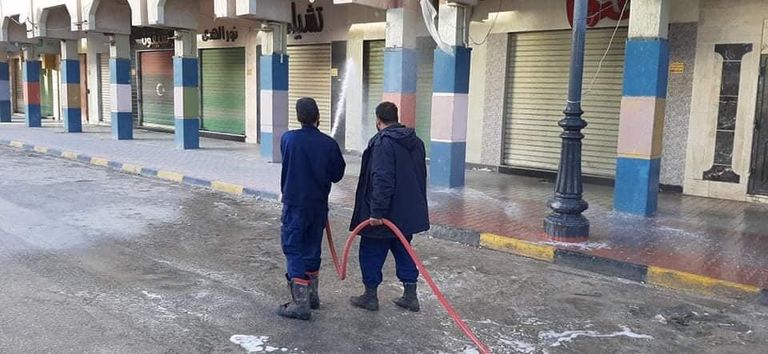 رئيس الحكومة الليبية ورئيس الأركان خلال افتتاح مستشفى كمقر للحجر الصحي