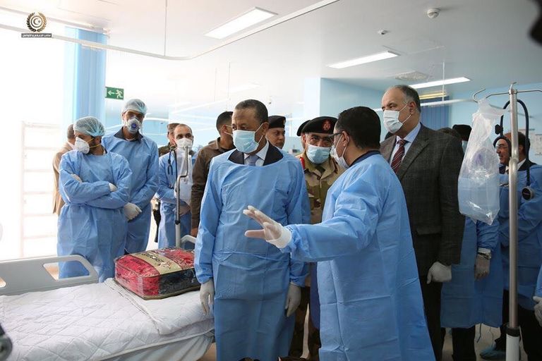 رئيس الحكومة الليبية ورئيس الأركان خلال افتتاح مستشفى كمقر للحجر الصحي