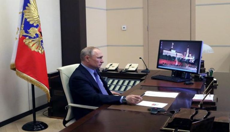 الرئيس الروسي يرأس اجتماعا مع المسؤولين عبر الفيديو - رويترز