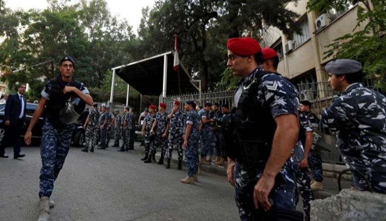 انتشار للأمن اللبناني أمام أحد السجون - رويترز