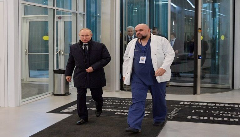 الرئيس الروسي فلاديمير بوتين خلال لقاء الطبيب المصاب - رويترز  الرئيس الروسي فلاديمير بوتين خلال لقائه الطبيب المصاب - رويترز