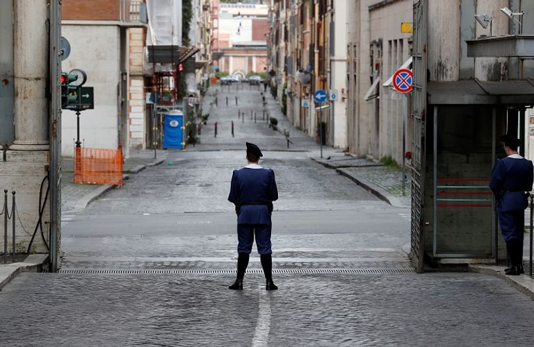 إيطاليا تقف دقيقة صمتا وتنكس أعلامها حدادا على ضحايا كورونا