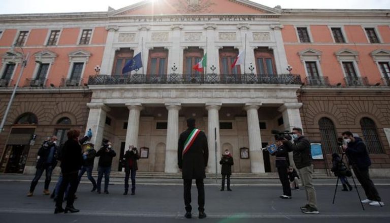 إيطاليا تقف دقيقة صمتا وتنكس أعلامها حدادا على ضحايا كورونا