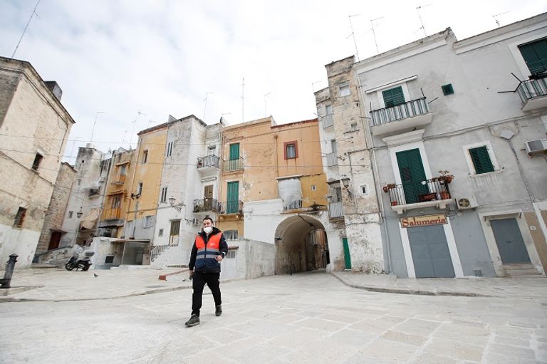 إيطاليا تقف دقيقة صمتا وتنكس أعلامها حدادا على ضحايا كورونا