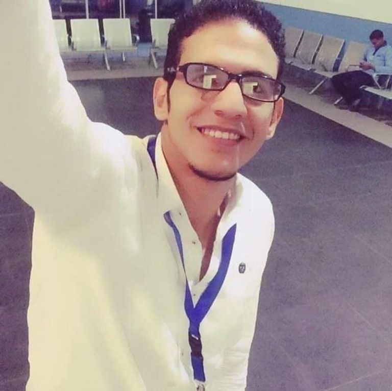 الشاب المصري محمد مصطفى كبير مراقبي الحجر الصحي في مطار القاهرة الذي أصيب بفيروس كورونا المستجد المراقب الصحي محمد مصطفى قبل إصابته