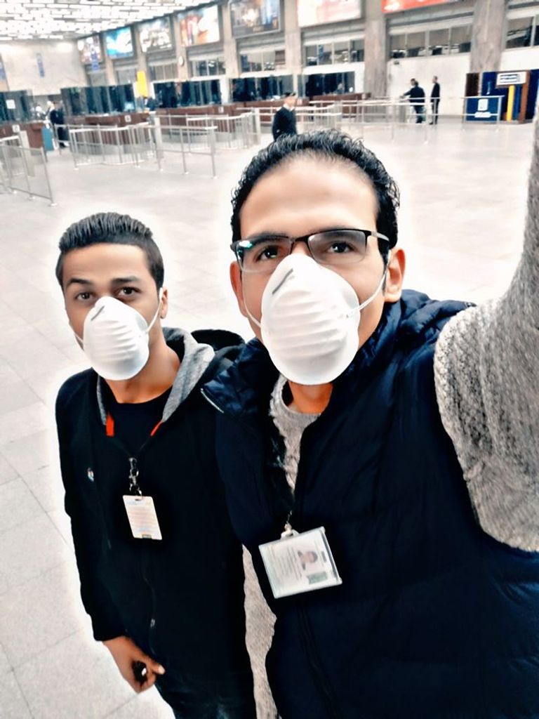 الشاب المصري محمد مصطفى كبير مراقبي الحجر الصحي في مطار القاهرة الذي أصيب بفيروس كورونا المستجد مع زميل له يعمل في الحجر المراقب الصحي محمد مصطفى قبل إصابته