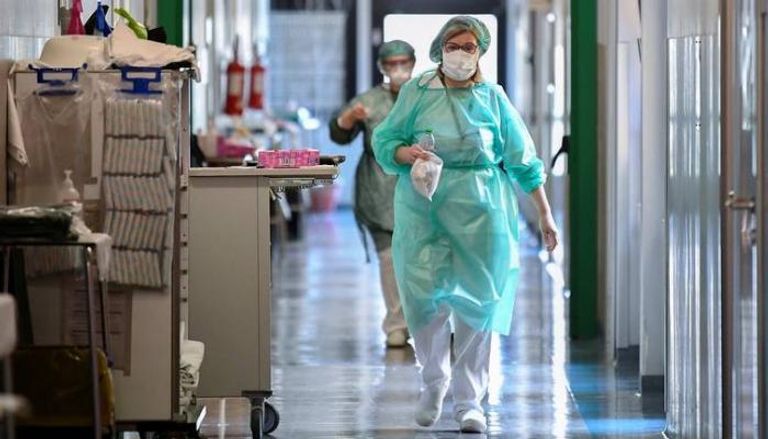 الأطباء يخوضون معركة قوية لإنقاذ العالم من جائحة كورونا - أرشيفية