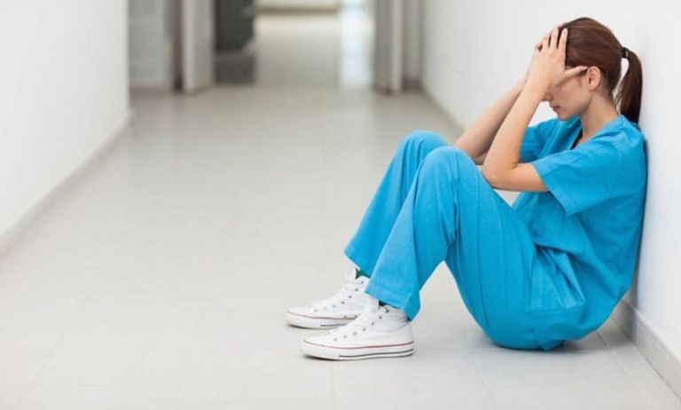 الأطباء يخوضون معركة قوية لإنقاذ العالم من جائحة كورونا - أرشيفية