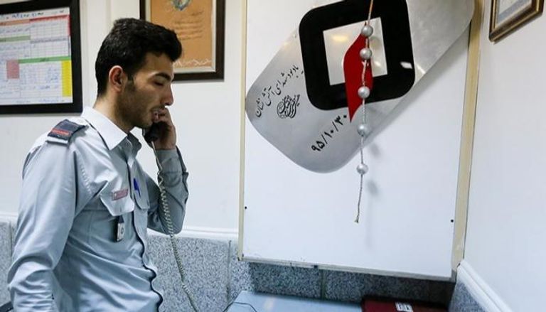 جندي إطفاء إيراني يتلقى اتصالا هاتفيا - أرشيفية