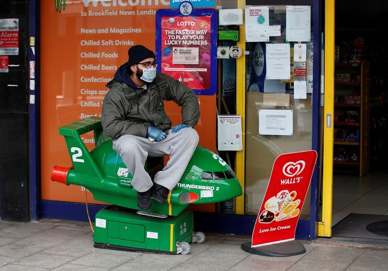 عامل توصيل يرتدي كمامة للوقاية من كورونا