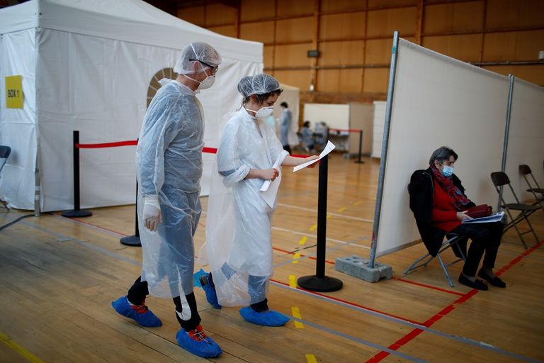 عامل يرتدي بدلة واقية ويرش مطهرات كإجراء احترازي لمنع تفشي كورونا