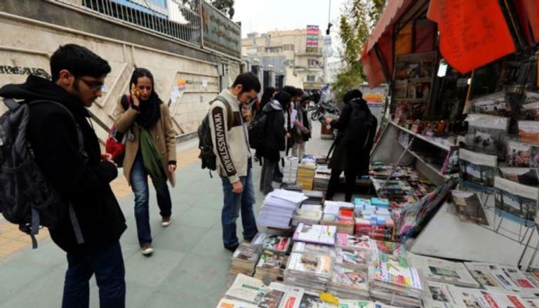شباب أمام مكتبة في إيران