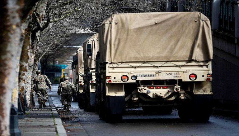 حافلات الجيش الأمريكي تنتشر في الولايات -رويترز  سفينة تابعة للبحرية الأمريكية تقدم مساعدة طبية لاحتواء كورونا – رويترز