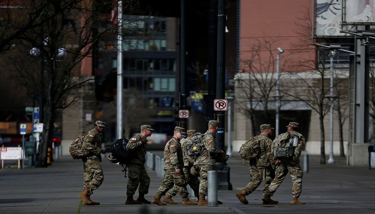 قوات الجيش الأمريكي تحول الملاعب والمولات إلى مستشفيات ميدانية - رويترز  سفينة تابعة للبحرية الأمريكية تقدم مساعدة طبية لاحتواء كورونا – رويترز