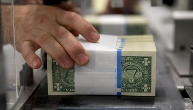 الدولار يرتفع وسط معاملات حذرة