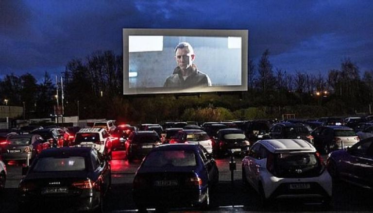 تجمع العشرات لمشاهدة السينما بإحدى الساحات المكشوفة في ألمانيا