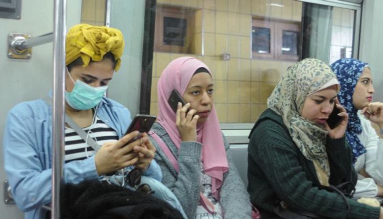 مصرية ترتدي الكمامة في عربة السيدات بمترو الأنفاق