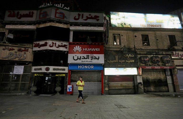 مصرية ترتدي الكمامة في عربة السيدات بمترو الأنفاق