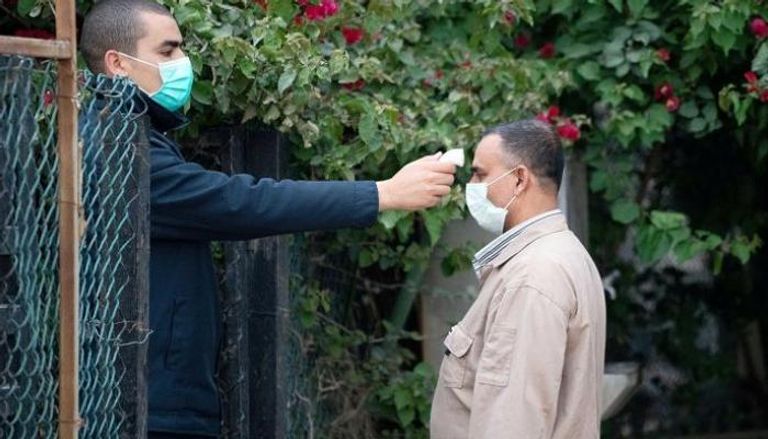 الكشف عن مصابي كورونا بجهاز قياس الحرارة - أرشيفية
