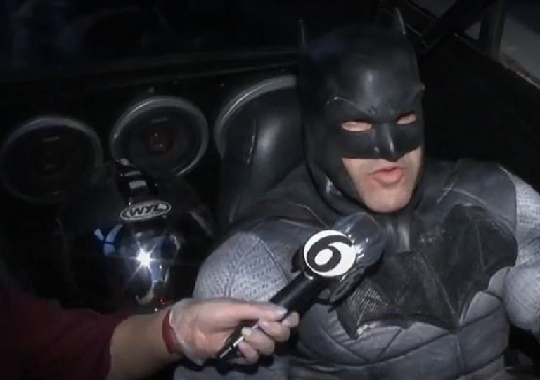 الرجل المكسيكي في زي باتمان للتوعية بمخاطر فيروس كورونا