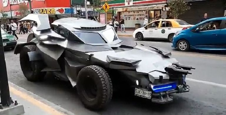 سيارة الرجل المكسيكي الذي ينشر الوعي بمخاطر كورونا