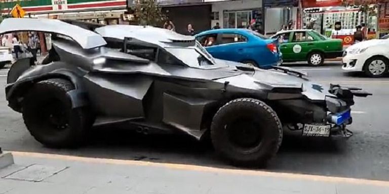 سيارة الرجل المكسيكي الذي ينشر الوعي بمخاطر كورونا