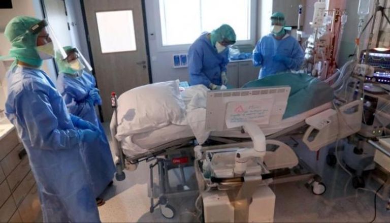 أعضاء فريق طبي يتعاملون مع حالة مصابة بكورونا
