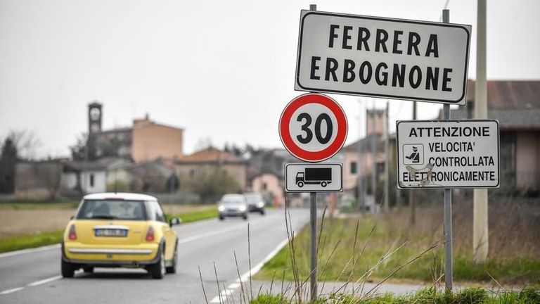 رجل في شوارع بلدية فيريرا إيربونيوني الإيطالية مرتديا كمامة