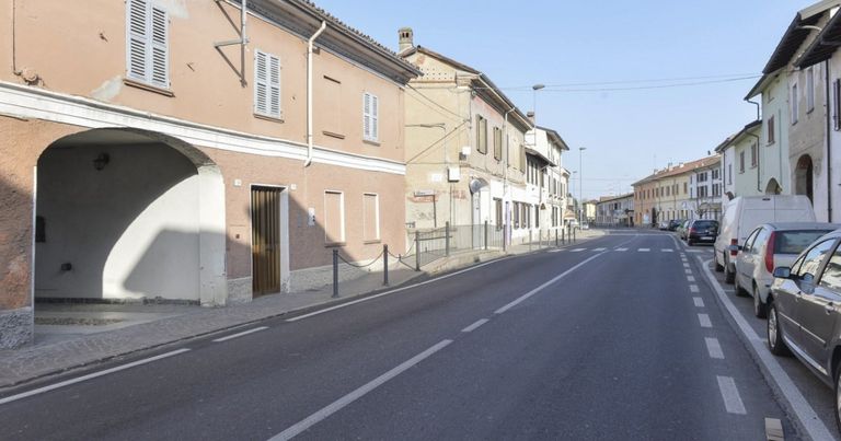 رجل في شوارع بلدية فيريرا إيربونيوني الإيطالية مرتديا كمامة