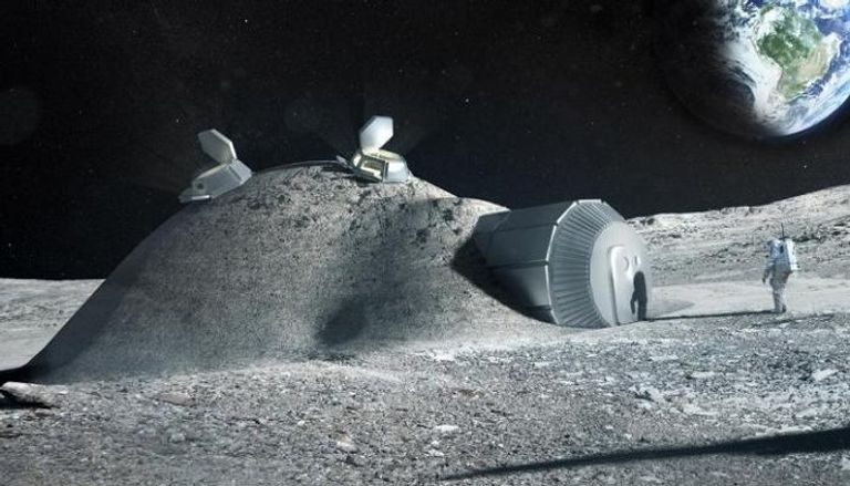 رائد فضاء قرب مركبة على سطح القمر - أرشيفية