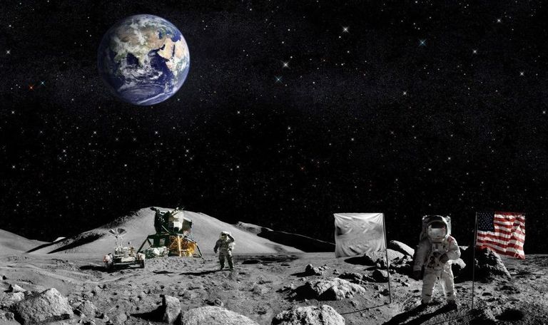 رائد فضاء قرب مركبة على سطح القمر - أرشيفية