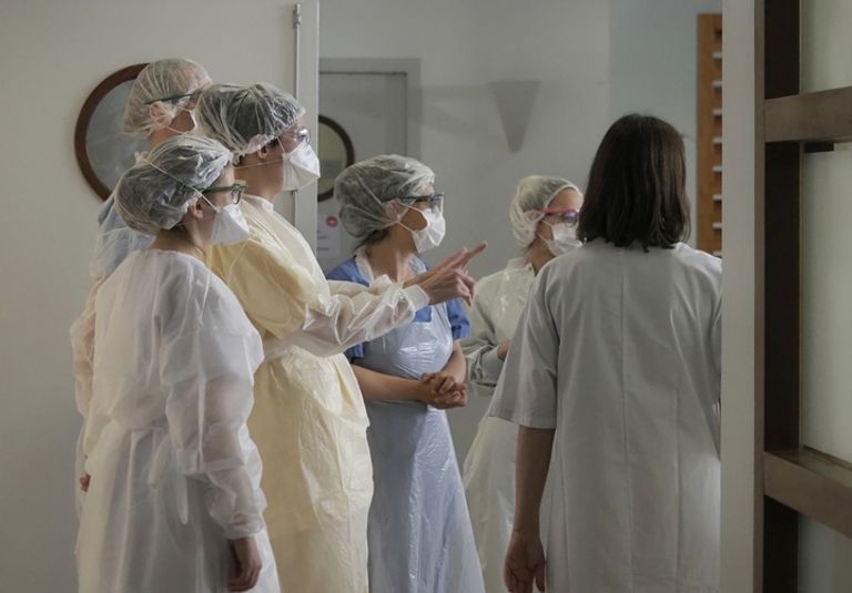 نقل مصابي كورونا في فرنسا 