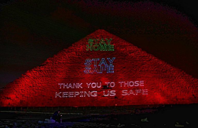 رسالة مصر عبر أهرامات الجيزة ضد كورونا