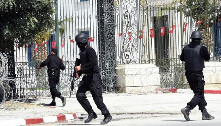 قوات الأمن التونسي خلال إحدى عمليات المداهمة