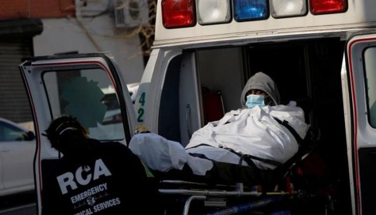 سيارة إسعاف تنقل مريضا بفيروس كورونا في نيويورك