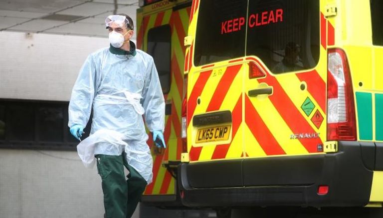 عامل صحي يرتدي ملابس واقية كإجراء احترازي ضد فيروس كورونا