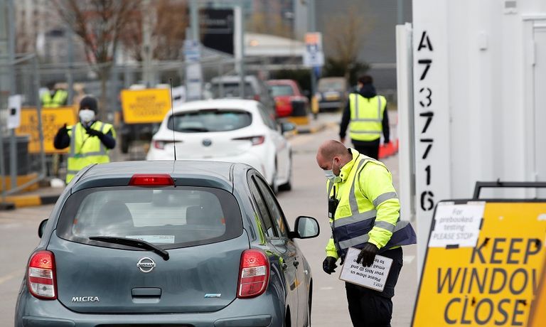 عامل صحي يرتدي ملابس واقية كإجراء احترازي ضد فيروس كورونا
