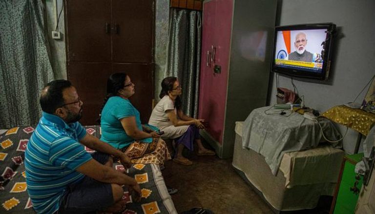 أسرة هندية تتابع خطابا لرئيس الوزراء ناريندرا مودي