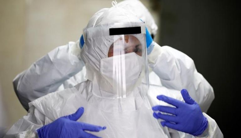 عامل صحي يرتدي ملابس واقية كإجراء احترازي ضد فيروس كورونا