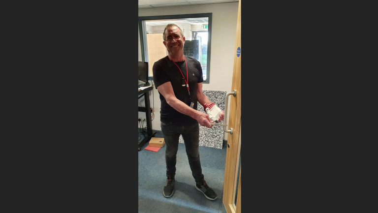 روّاد الأعمال ماثيو تولز وجوزيف تولس يُظهران جهاز Immutouch