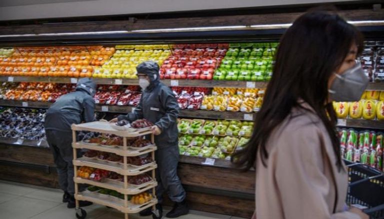 منتجات غذائية معروضة للبيع في سوبر ماركت بالصين