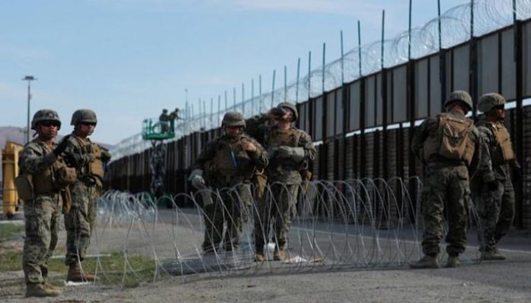 عناصر من الجيش الأمريكي عند الحدود مع المكسيك