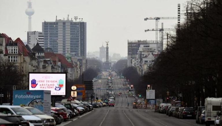 أحد شوارع برلين وقد بدا خاليا من المارة 
