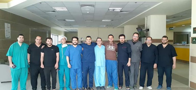 الفريق المصري يجري الجراحة لمريض كورونا 