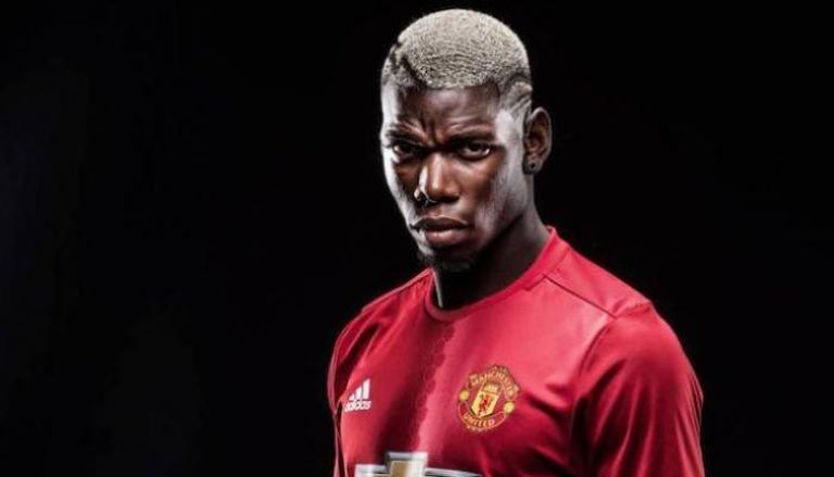 الفرنسي بول بوجبا لاعب مانشستر يونايتد الإنجليزي كريستيانو رونالدو