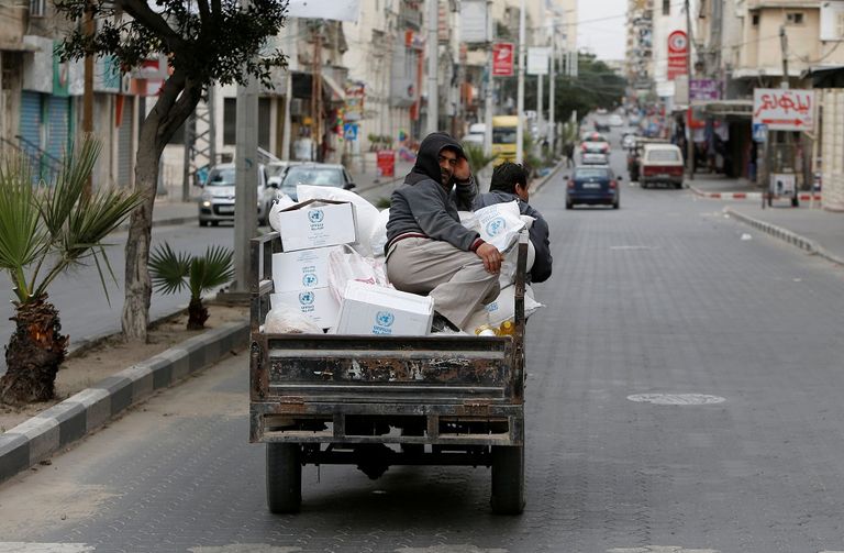 فلسطيني يرتدي كمامة للوقاية من فيروس كورونا