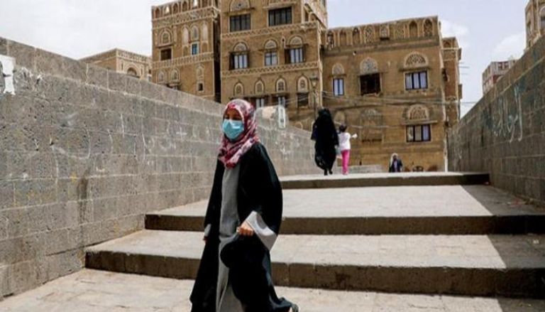 يمنية ترتدي كمامة - رويترز