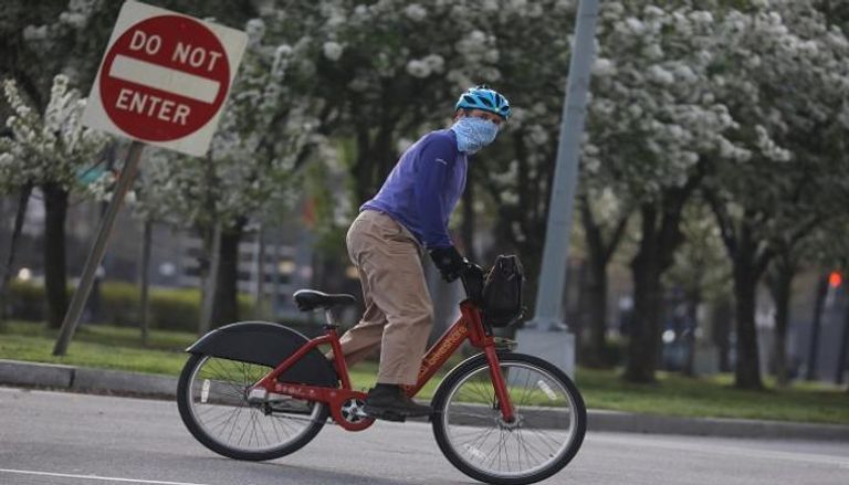 راكب دراجة أثناء تفشي كورونا بواشنطن - رويترز