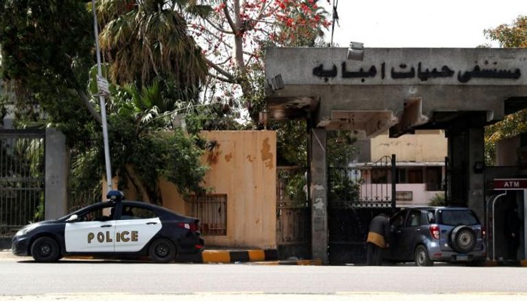سيارة شرطة أمام مستشفى الحميات في حي إمبابة بالقاهرة