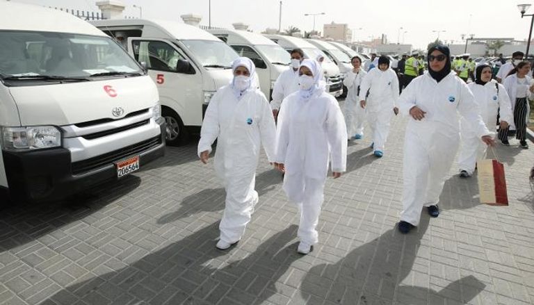 طبيبات بحرينيات في طريقهن إلى مراكزهم لإجراء فحوص كورونا على المواطنين